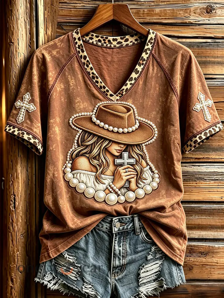 Women’s Praying Cowgirl Western Faith Art Print V-neck Short-sleeved T-shirt - Brown / S