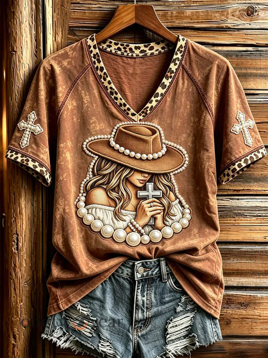 Women’s Praying Cowgirl Western Faith Art Print V-neck Short-sleeved T-shirt - Brown / S
